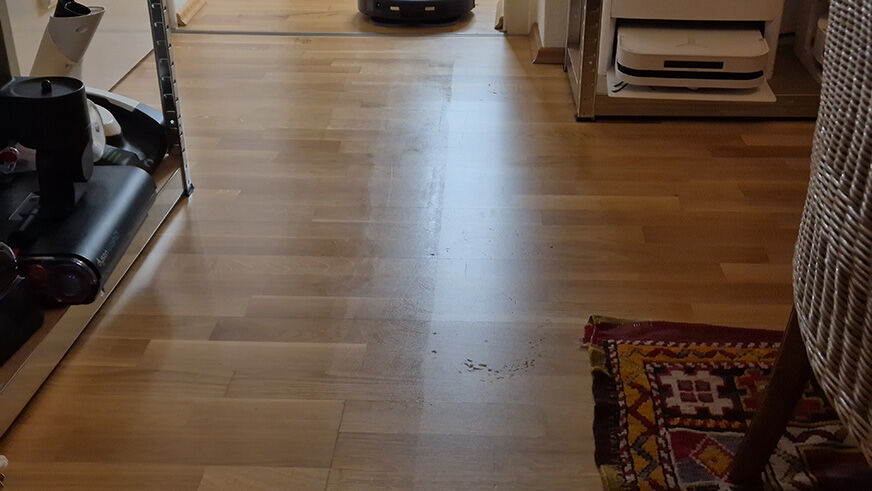 Die dünne Wischspur des Saros 20 auf Fliesenboden – ohne Tropfen oder Spritzer.